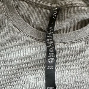 Vuori Gray Waffle Knit Men’s pullover